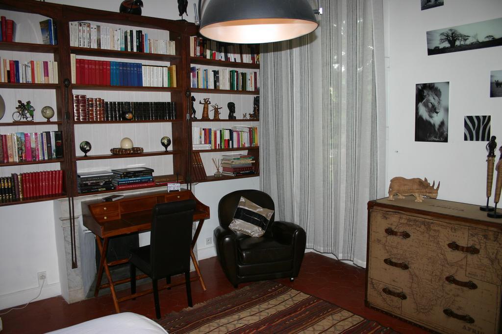 Bed and Breakfast Les Routes Du Monde Saint-Geniès-de-Comolas Zimmer foto