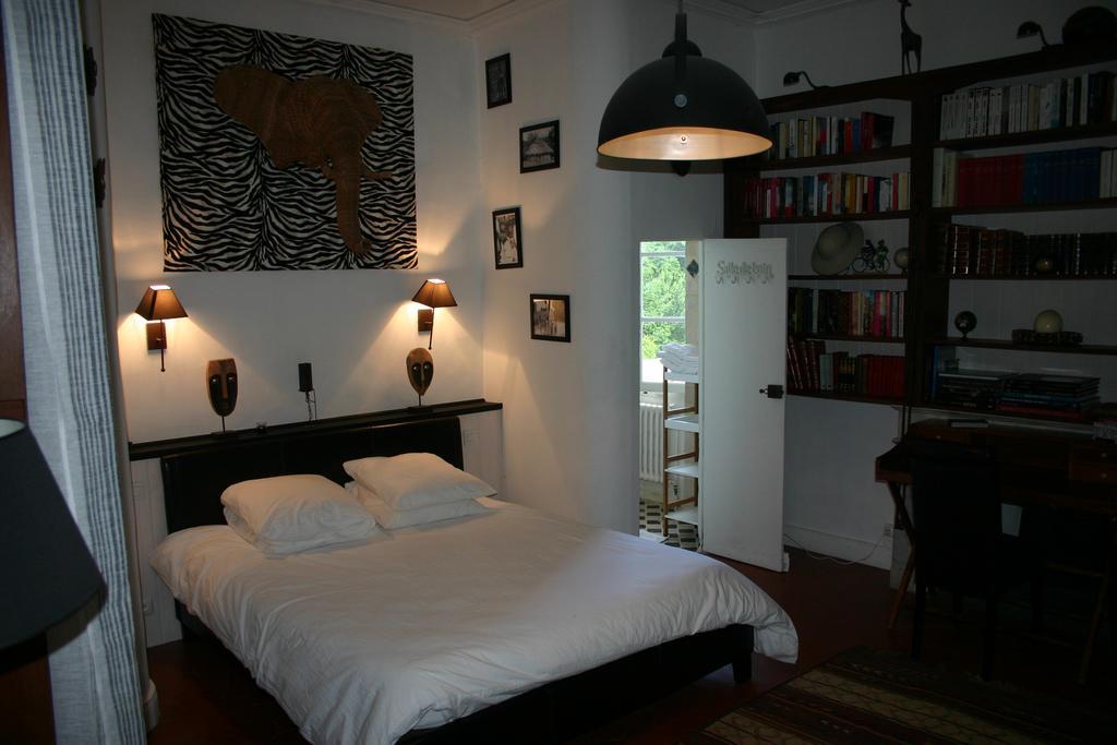 Bed and Breakfast Les Routes Du Monde Saint-Geniès-de-Comolas Zimmer foto